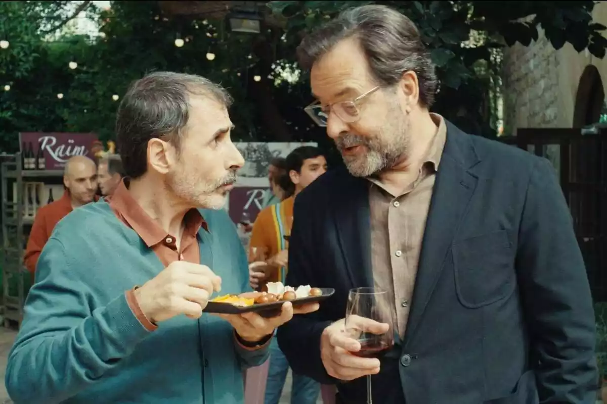 Abel Folk y Lluís Villanueva mirándose con comida en las manos en el rodaje de Vintage de TV3