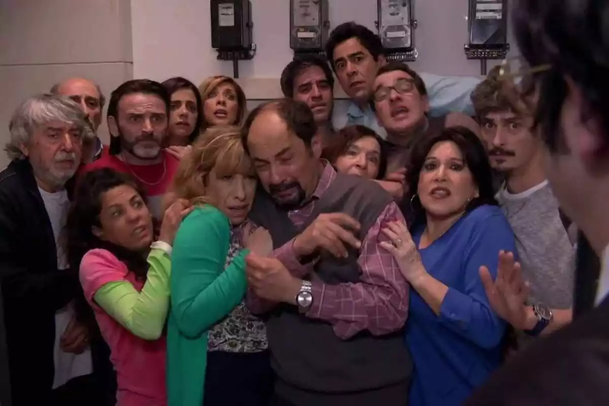 Actores y actrices de la serie de Telecinco 'La que se avecina' con cara de susto en una escena de la serie