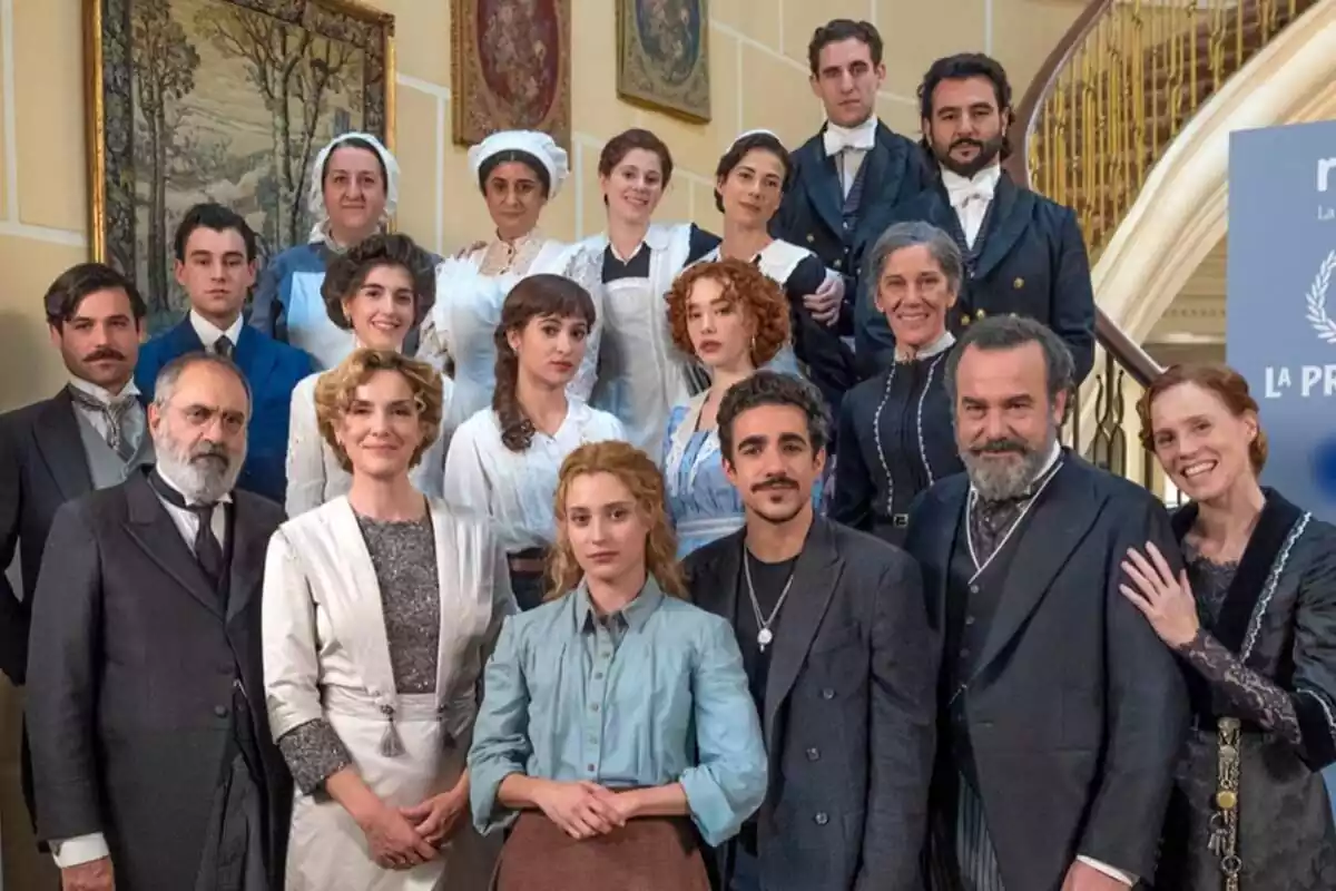 Imagen promocional de la serie 'La Promesa' de RTVE donde aparecen todos los actores y actrices del elenco
