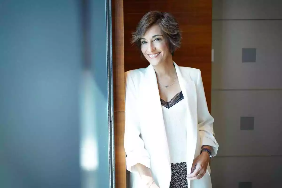 Adela González posando sonriente como presentadora de 'Más Vale Sábado'
