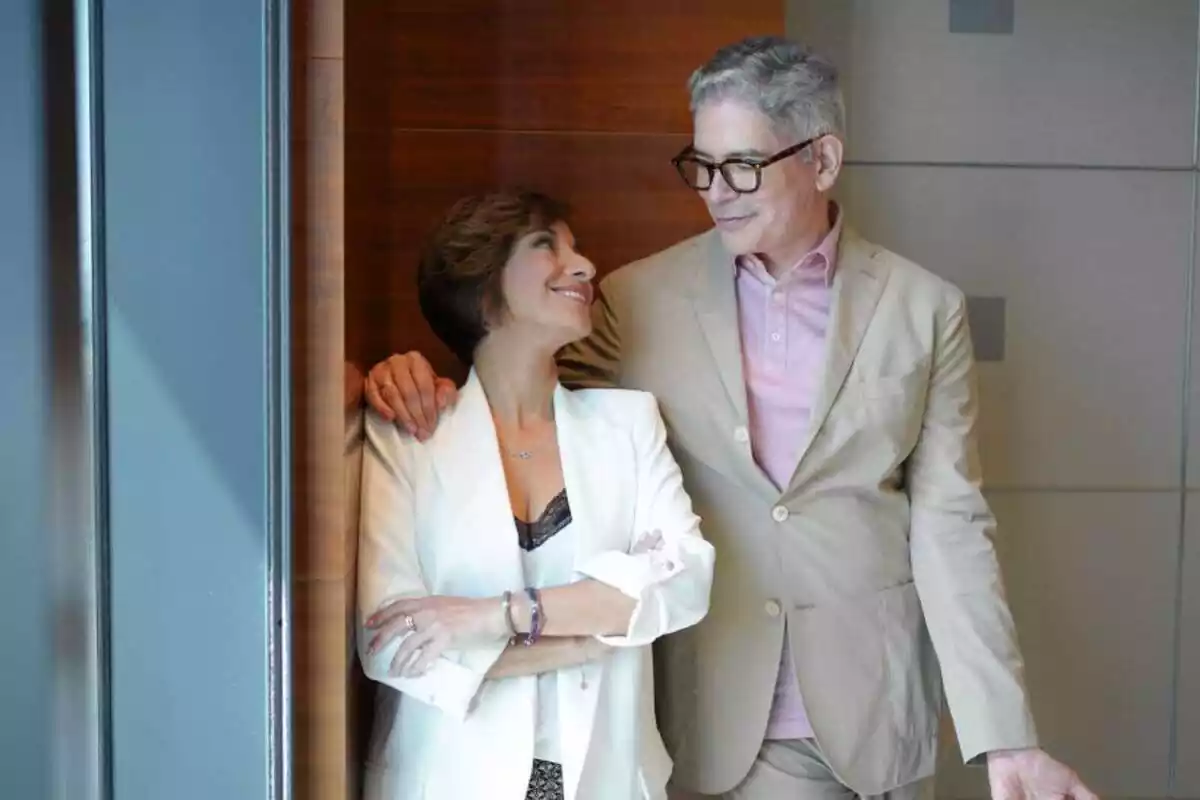 Adela González y Boris Izaguirre, presentadores de 'Más Vale Sábado', mirándose sonrientes