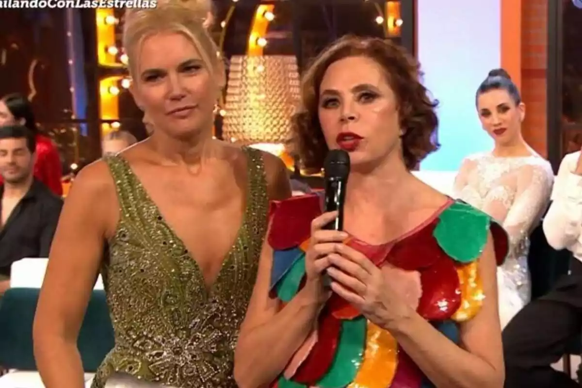 Captura de Agatha Ruiz de la Prada con Valeria Mazza en el estreno de Bailando con las Estrellas en Telecinco