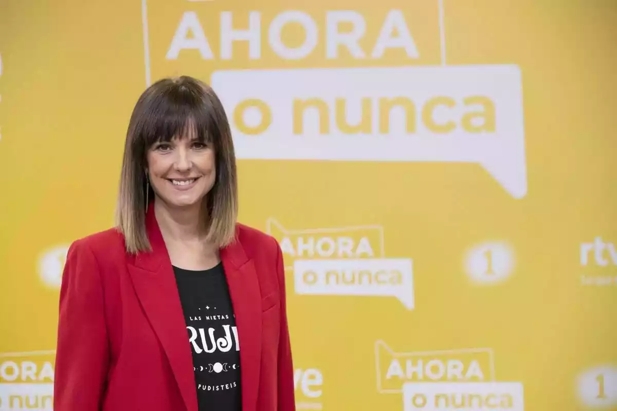 Posado de Mònica López como presentadora de Ahora o Nunca en La 1