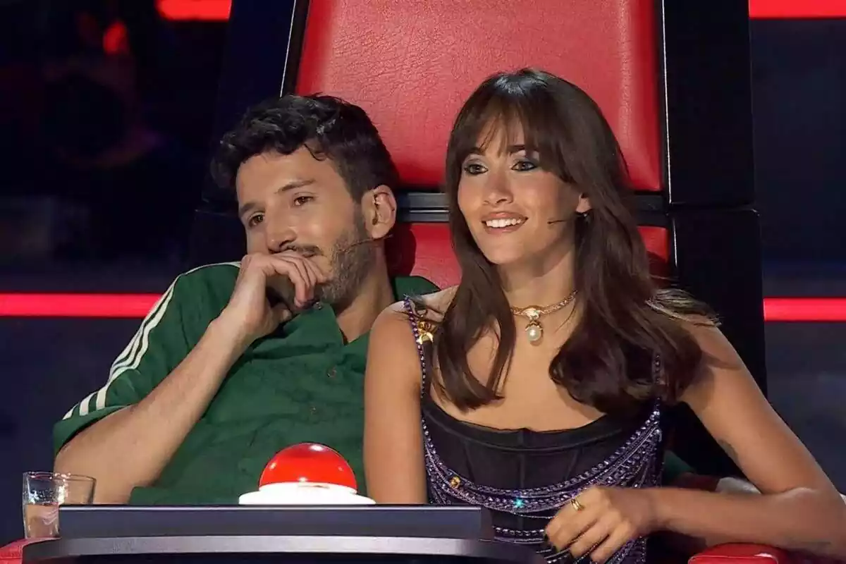 Aitana y Sebastián Yatra sentados juntos en el sillón de coach de La Voz Kids