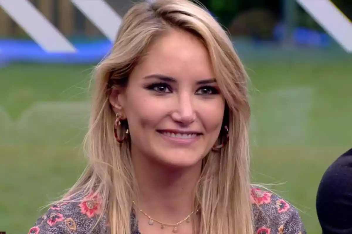 Alba Carrillo, muy sonriente, sentada en el sofá de la casa de 'GH Vip'