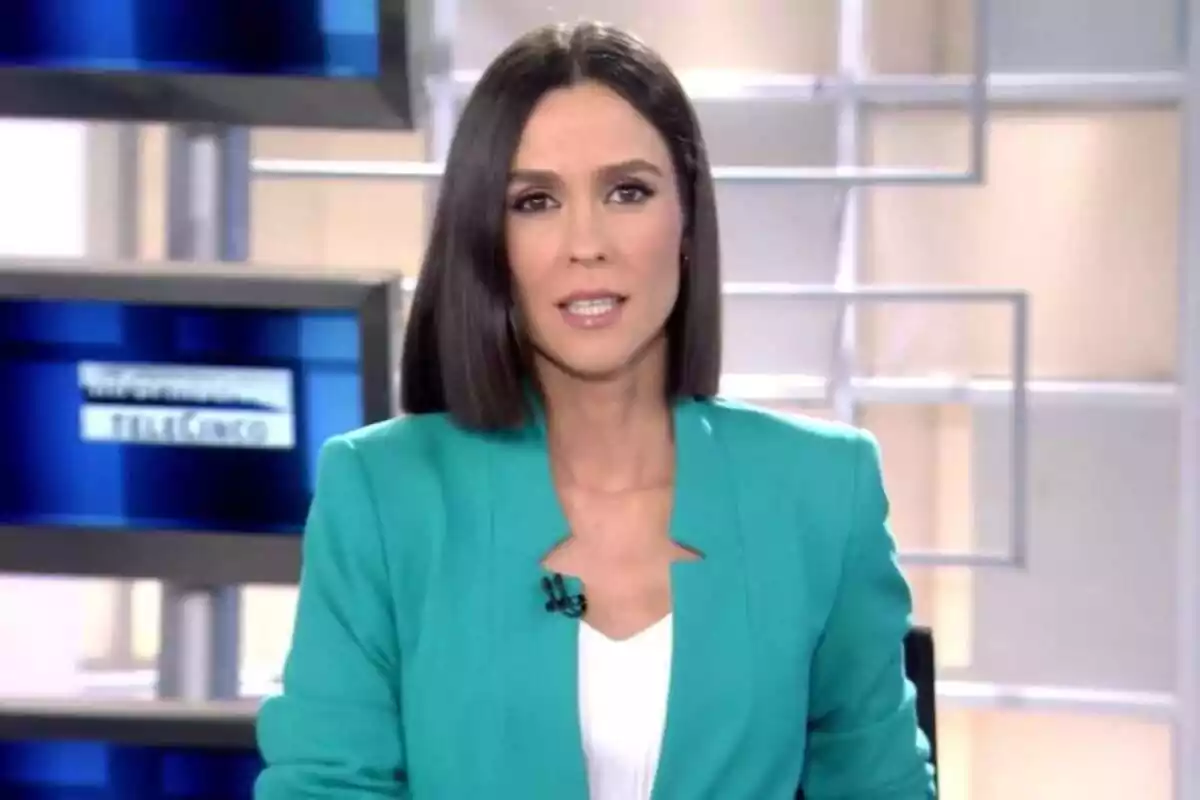 Captura de Alba Lago como presentadora de Informativos Telecinco