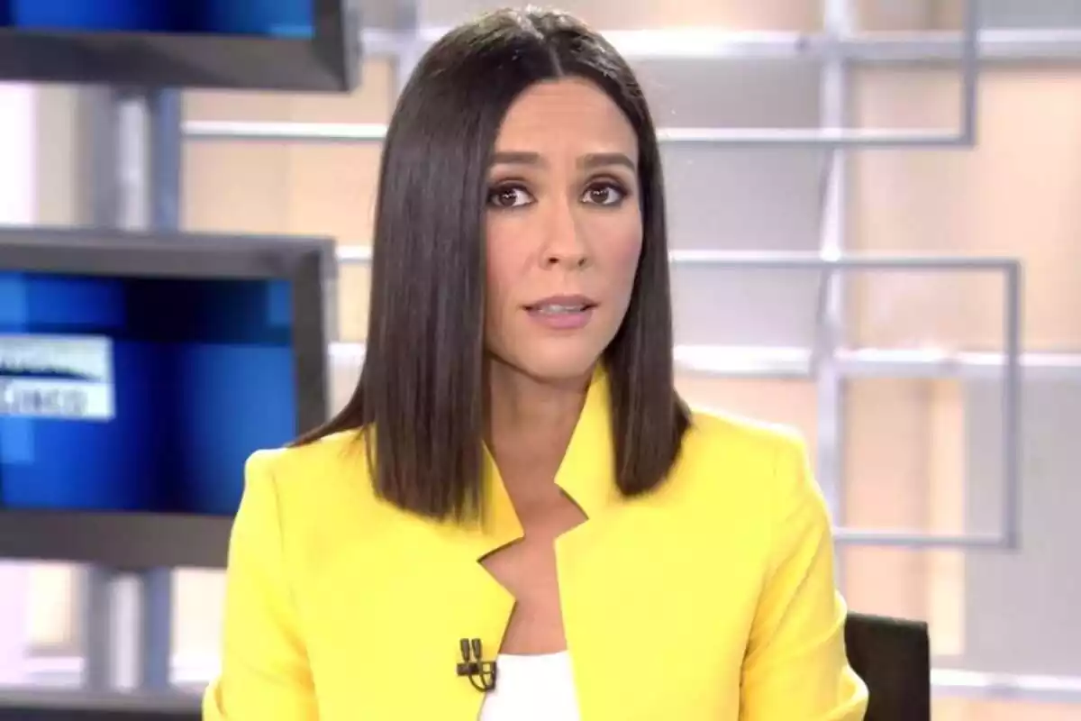 Captura de Alba Lago como presentadora de Informativos Telecinco