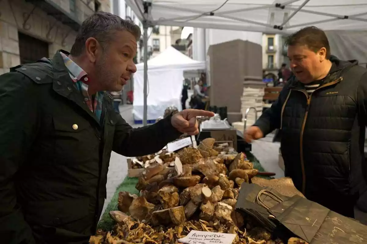 Alberto Chicote señalando con el dedo rodeado de setas en ¿Te lo vas a comer?