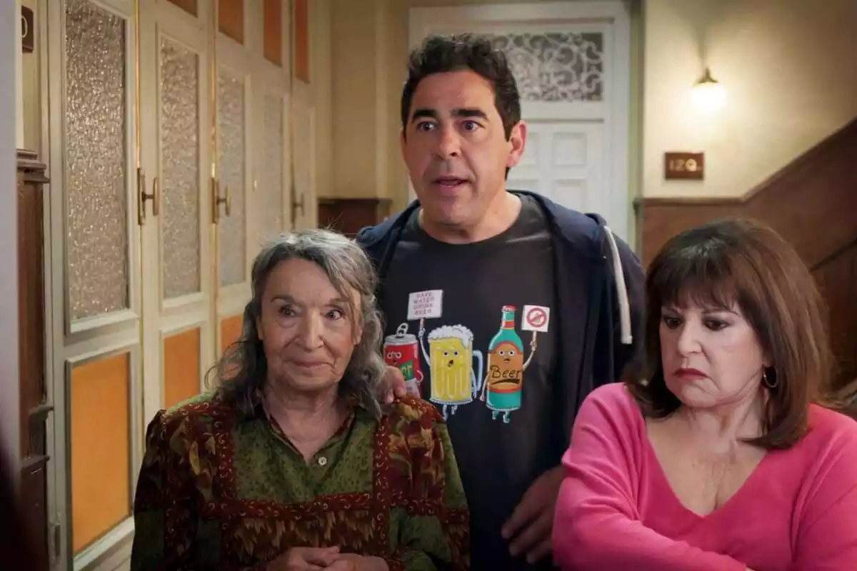 Amador (Pablo Chiapella), Fina (Petra Martínez) y Menchu (Loles León) en el tráiler de la temporada 14 de La que se avecina