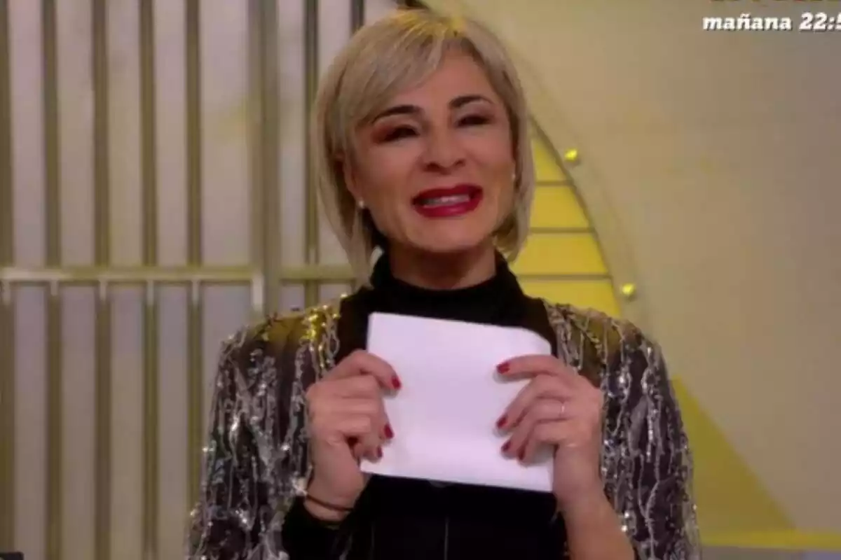 Captura de Ana María Aldón llorando en GH DÚO con la carta de su hijo