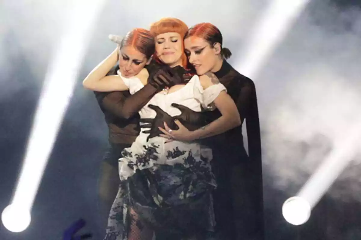 Fotografía de Angy junto a sus dos bailarinas en la primera semifinal del Benidorm Fest 2024