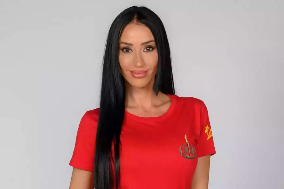 Posado de Aurah Ruiz como concursante oficial de Supervivientes con la camiseta roja