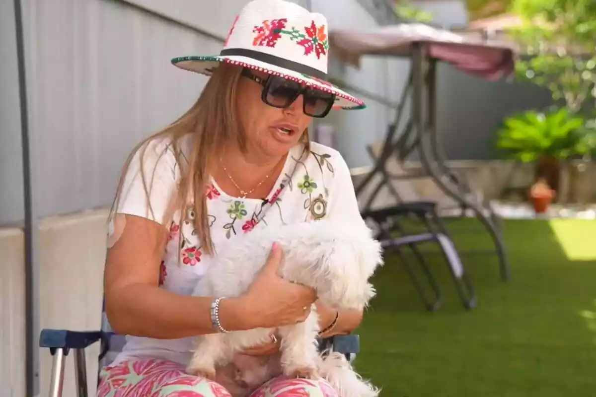 Belén Esteban junto a su perro en la promo del docu reality de Netflix