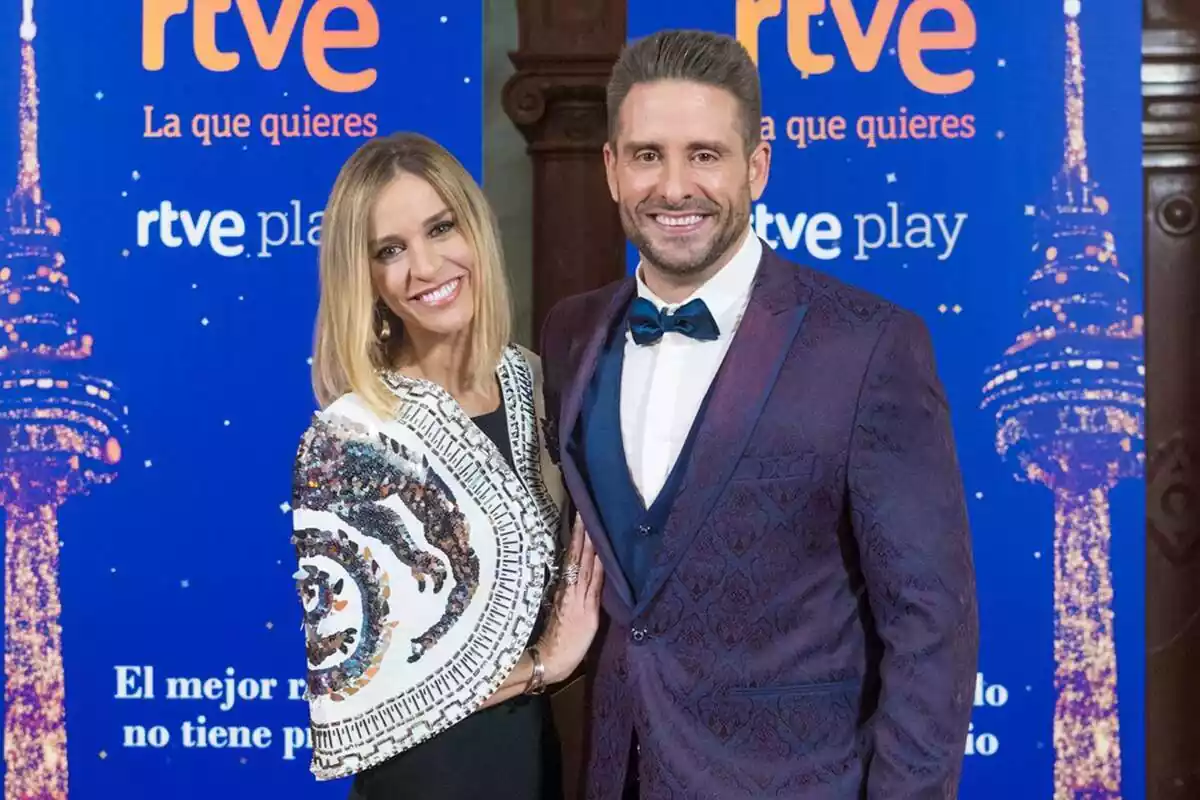 Fotografía de Ana Prada y Àngel Pons posando en la presentación de Navidad de RTVE