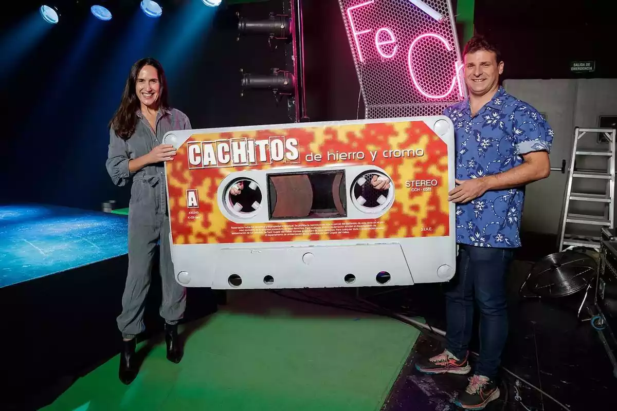 Virginia Diaz haciendo el relevo de Cachitos de hierro y cromo a Ángel Carmona