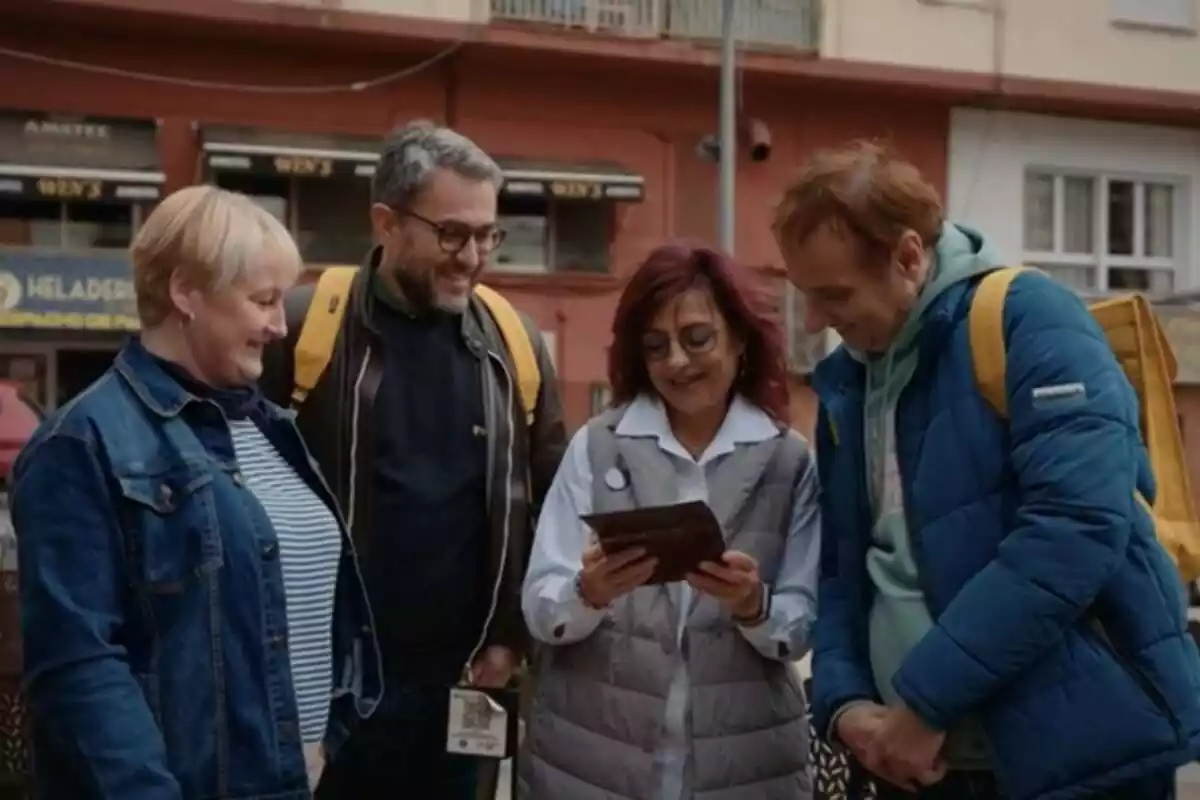 Fotografía de Máximo Huerta y Albert Espinosa en el estreno de El camino a casa en laSexta