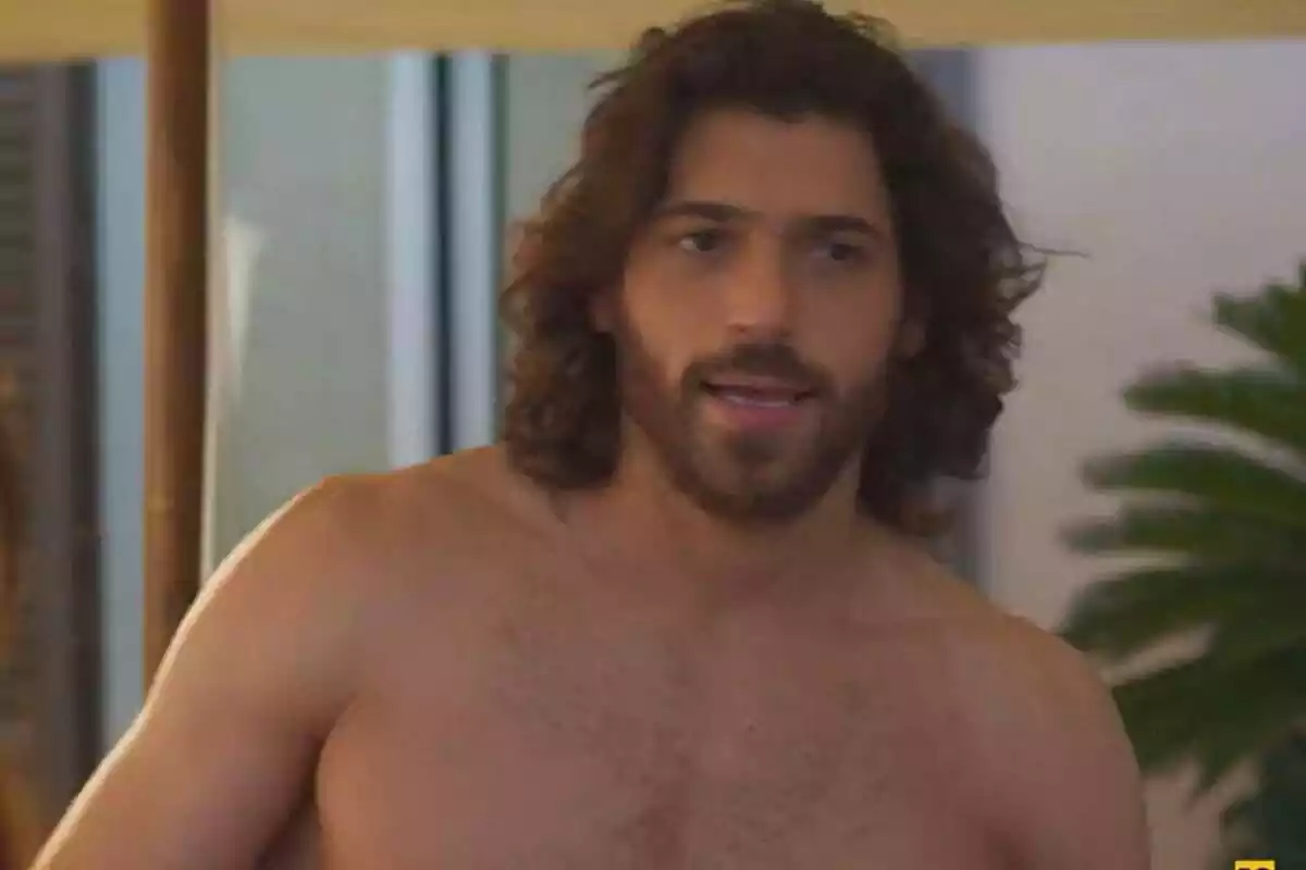 Can Yaman sin camiseta en Violeta como el mar de Antena 3