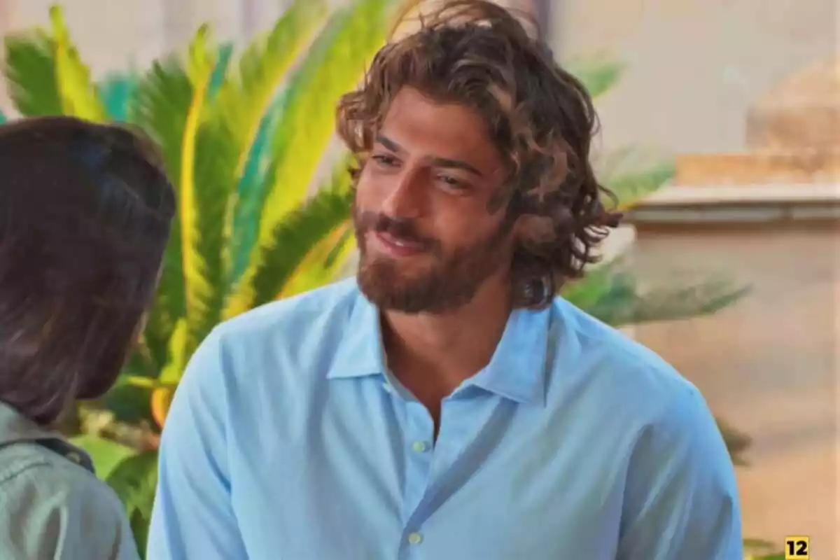 Can Yaman sonriendo en Violeta como el mar de Antena 3