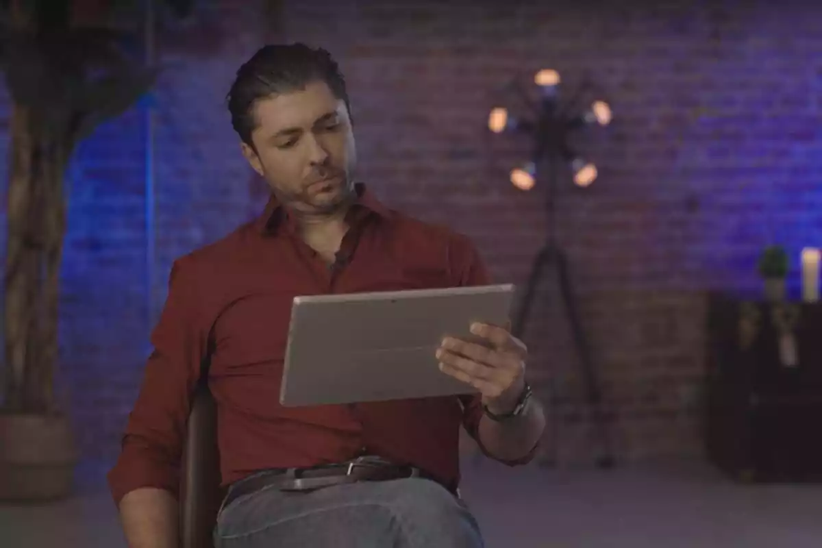 Captura de Ángel Cristo mirando una tablet en el programa '¡De viernes!' de Telecinco