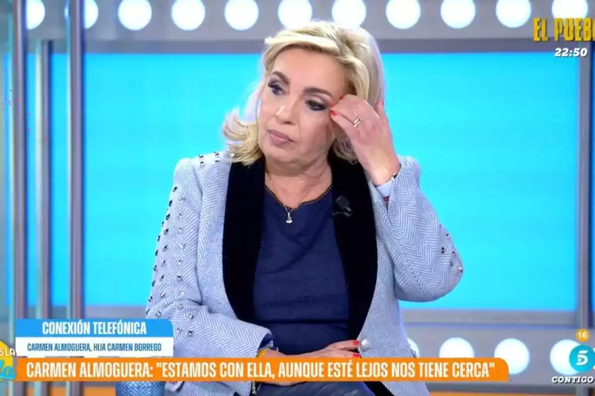 Captura de 'Así es la vida' con Carmen Borrego apartándose el pelo de la cara y emocionada