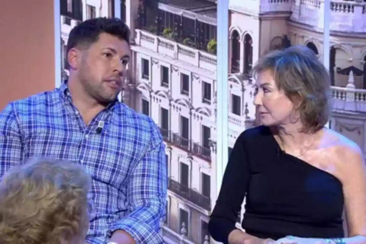 Captura de Ana Rosa Quintana sentada entre el público al lado de su sobrino, Kike Quintana, en el programa 'TardeAR'