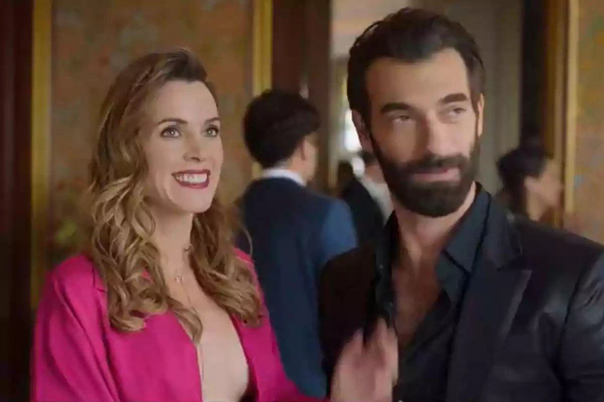 Captura de La Pasión Turca con Maggie Civantos sonriendo junto a Ilker Kaleli