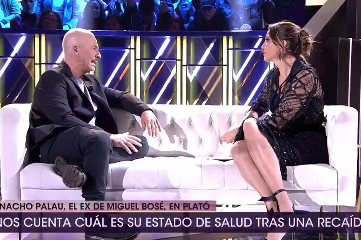 Captura de Nacho Palau sentado en un sofá junto a Beatriz Archidona en De Viernes de Telecinco