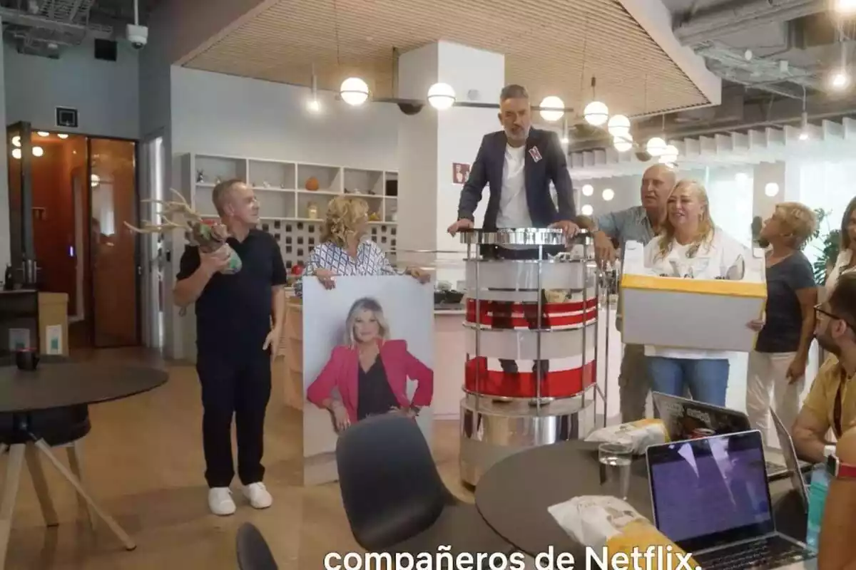 Captura de pantalla donde se muestran a los colaboradores de 'Sálvame' entrando en las instalaciones de Netflix