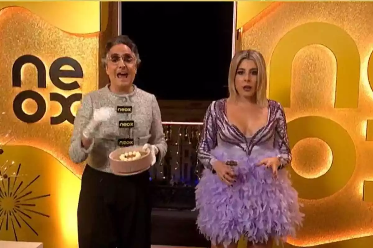 Captura de Josie y Valeria Ros como presentadores de las preuvas de Neox