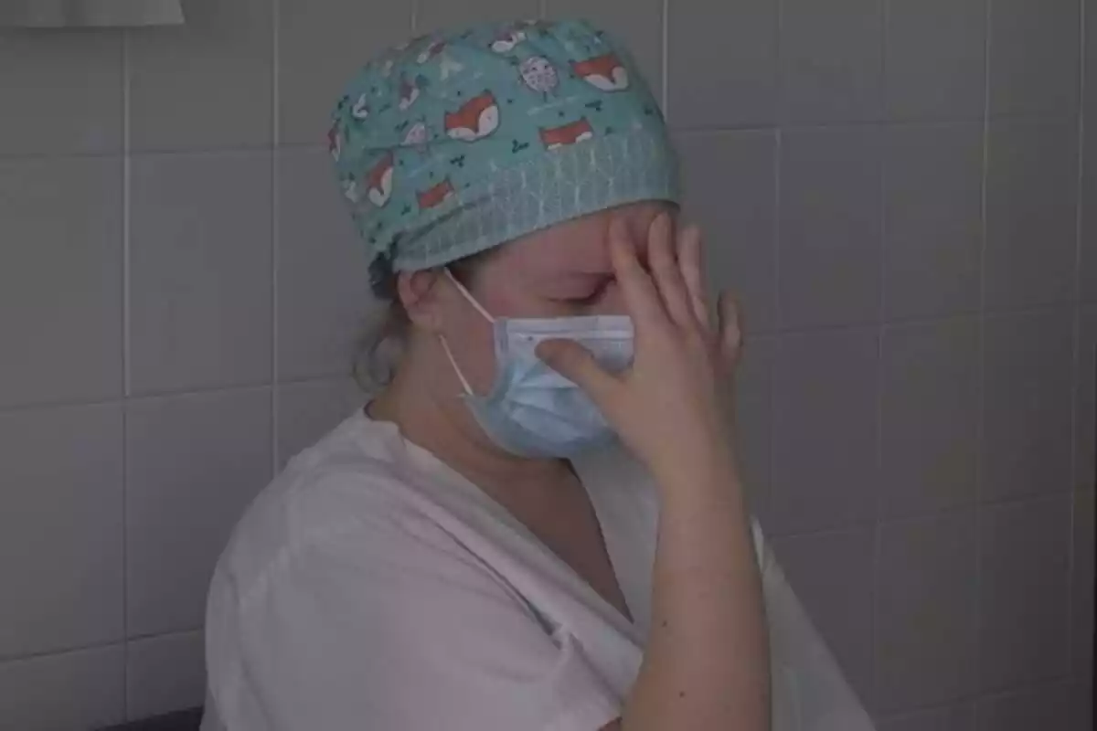 Captura de una enfermera en la serie documental Vitals de HBO Max