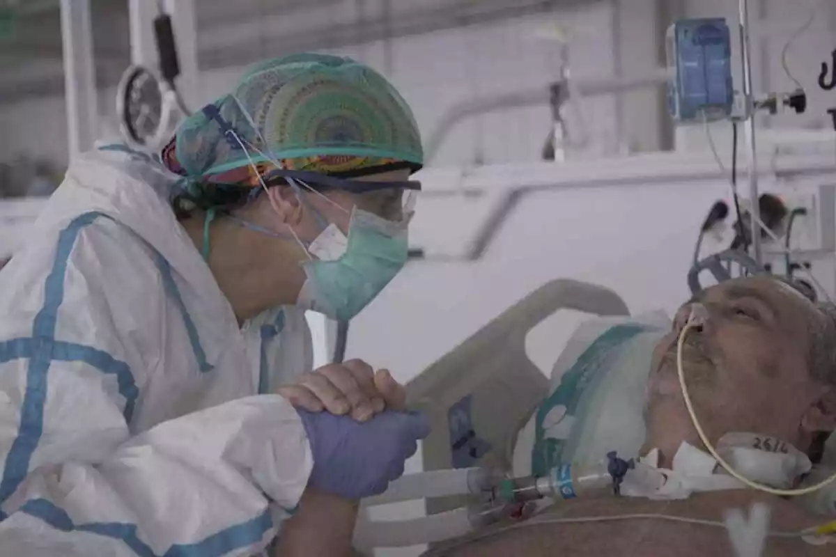 Captura de un hombre en un hospital con un familiar en la serie documental Vitals de HBO Max
