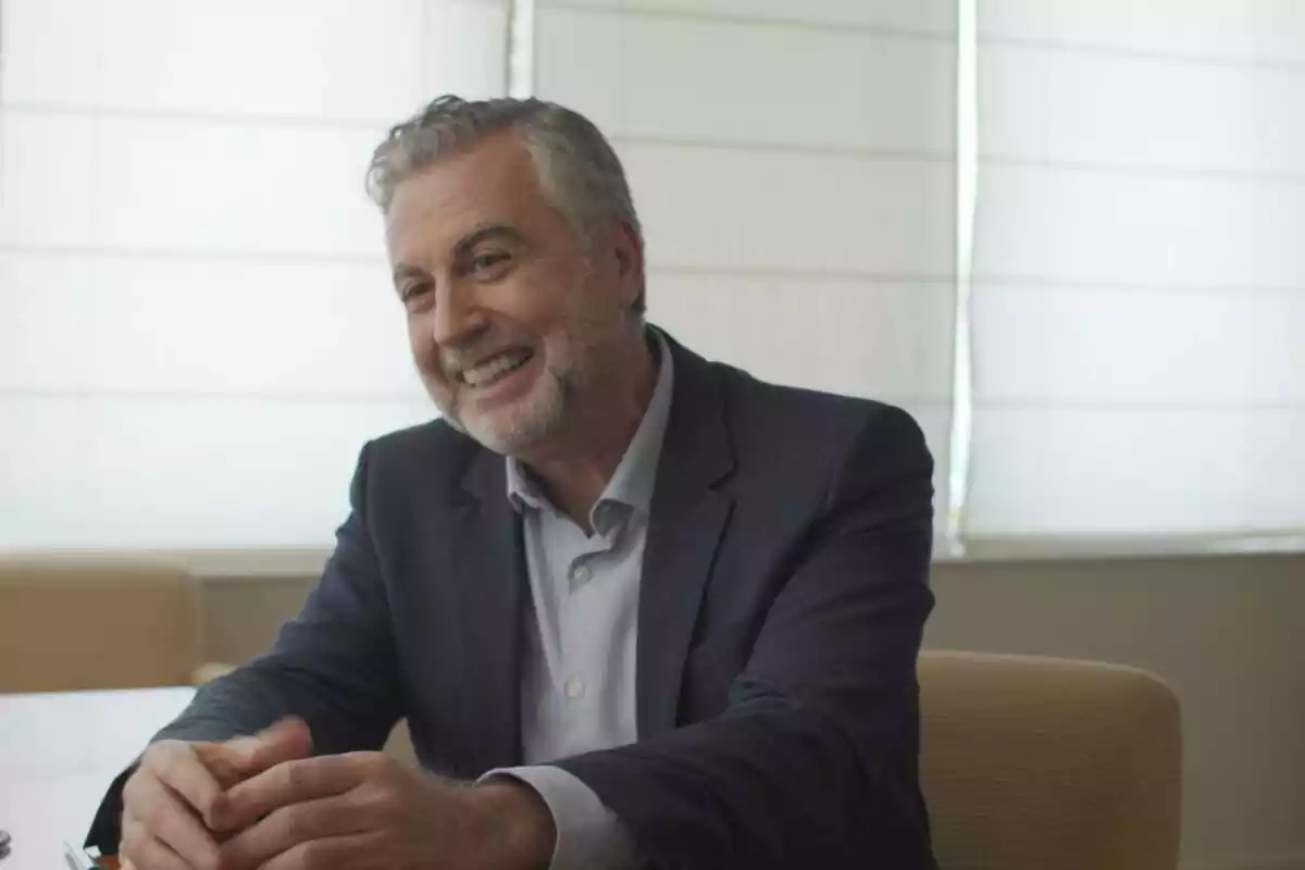 Fotografía de Carlos Alsina sonriendo en su entrevista en Lo de Évole en laSexta