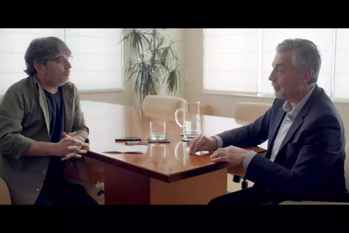 Fotografía de la entrevista de Jordi Évole a Carlos Alsina, juntos sentados en una mesa, en Lo de Évole de laSexta