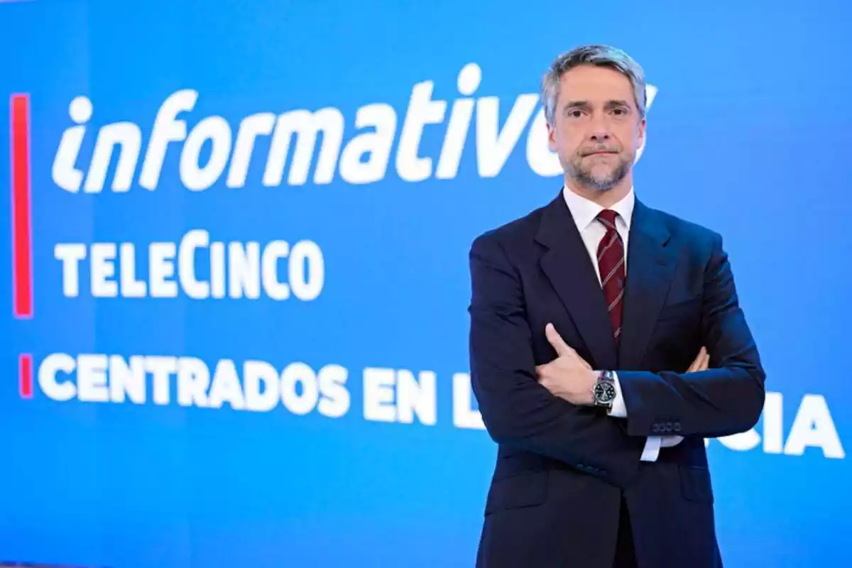 Posado de Carlos Franganillo en la presentación de Informativos Telecinco
