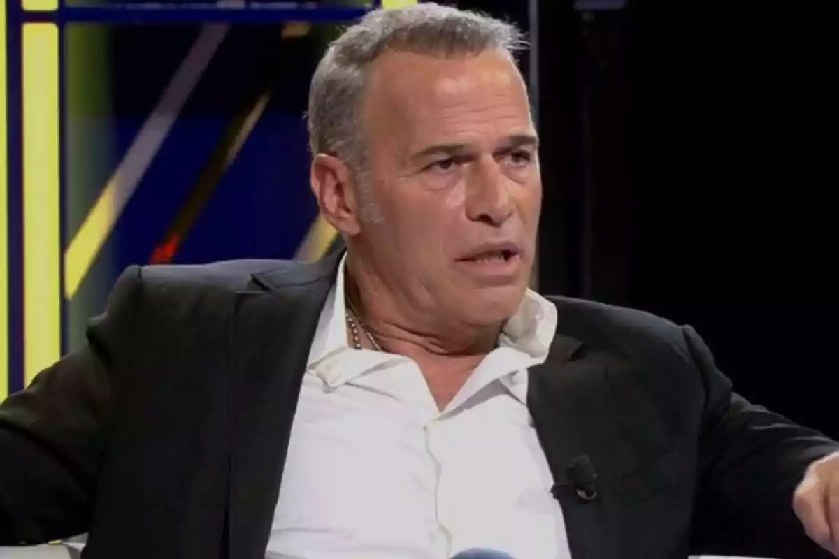 Captura de Carlos Lozano enfadado como invitado de De Viernes en Telecinco