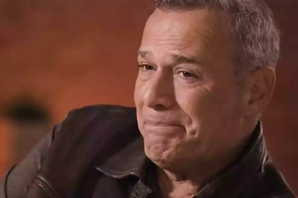 Captura de Carlos Lozano llorando en la promo de De Viernes en Telecinco