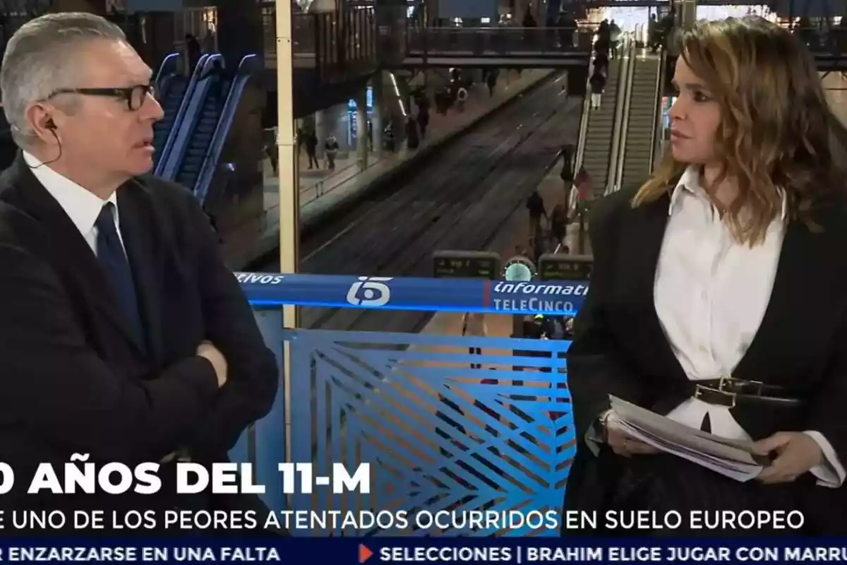 Captura de Carme Chaparro entrevistando a un hombre en el especial de Informativos Telecinco sobre el atentado de Atocha