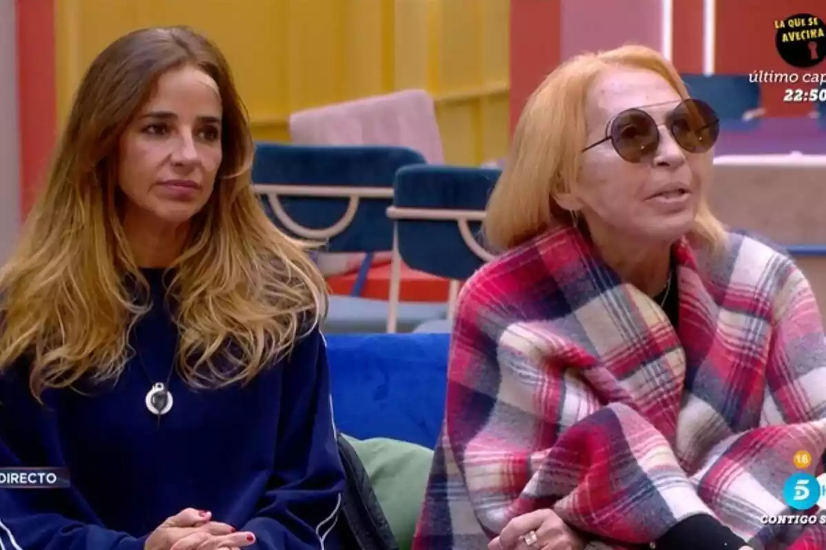 Carmen Alcayde y Laura Bozzo durante la emisión de GH VIP: Última Hora en Telecinco