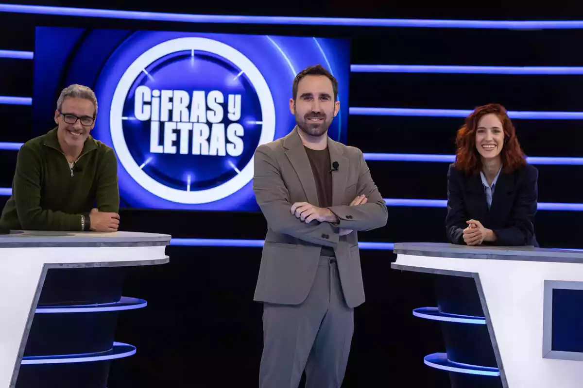 Fotografía de Aitor Albizua como presentador de Cifras y Letras de La 2 junto a Elena Herráiz y David Calle