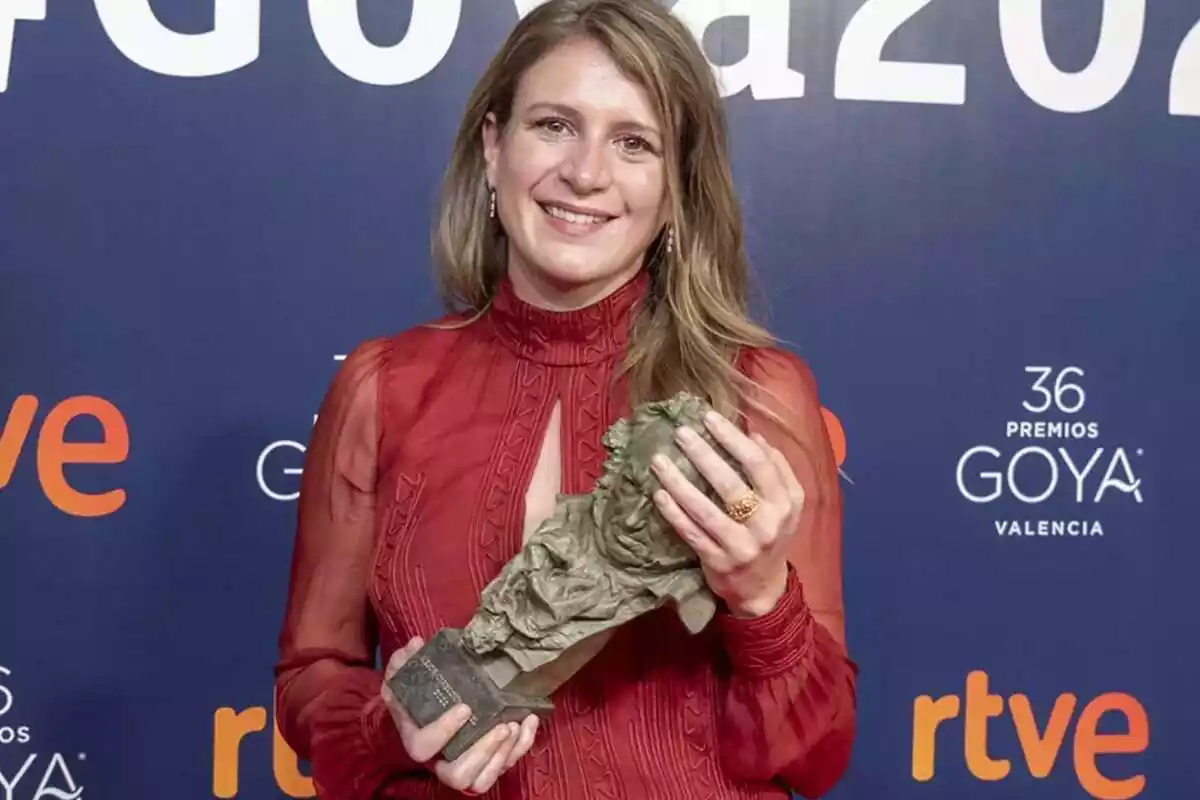 Clara Roquet con un premio goya