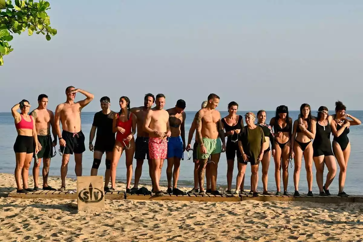 Fotografía grupal de los concursantes de Supervivientes 2024 después de saltar del helicóptero
