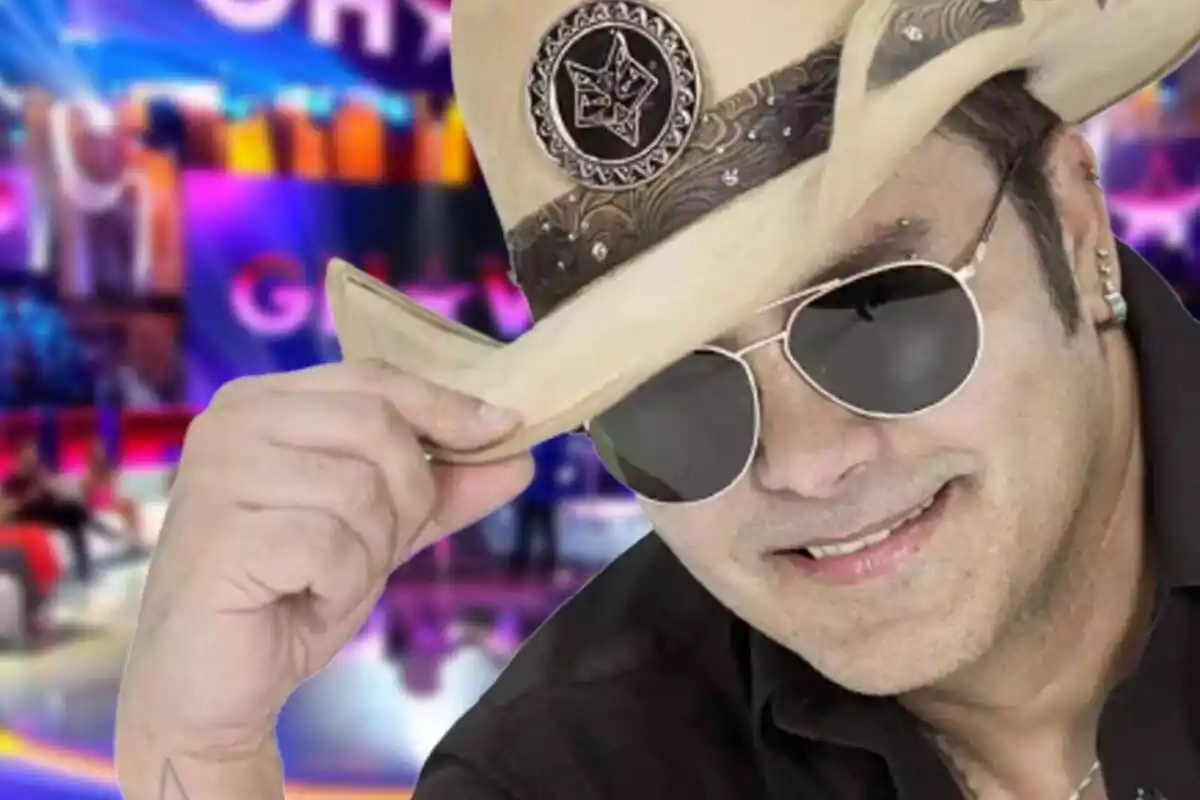 Coyote Dax, futuro concursante de 'GH VIP', posando sonriente con unas gafas de sol y un sombrero en la cabeza
