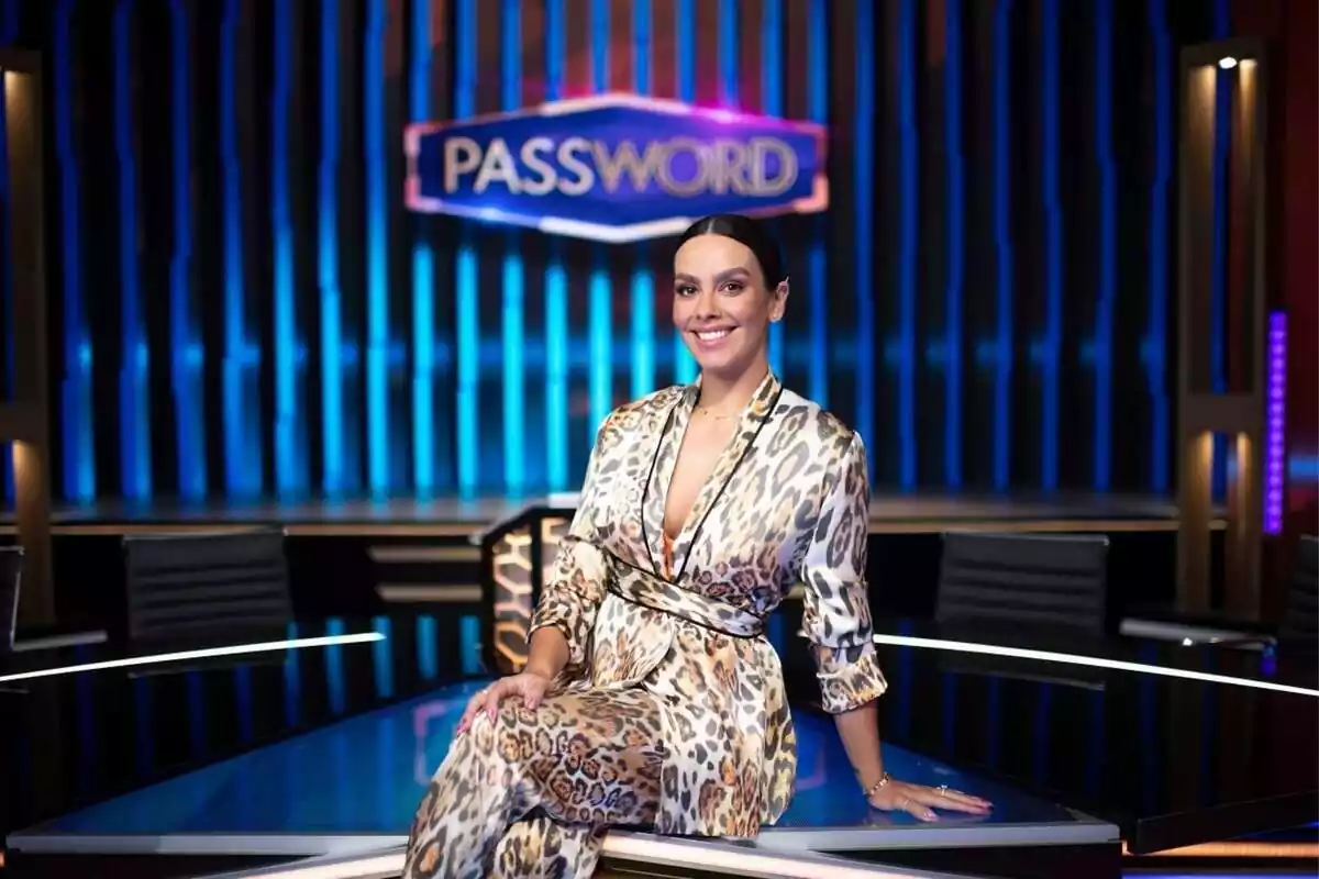 Cristina Pedroche, presentadora de Password, de frente