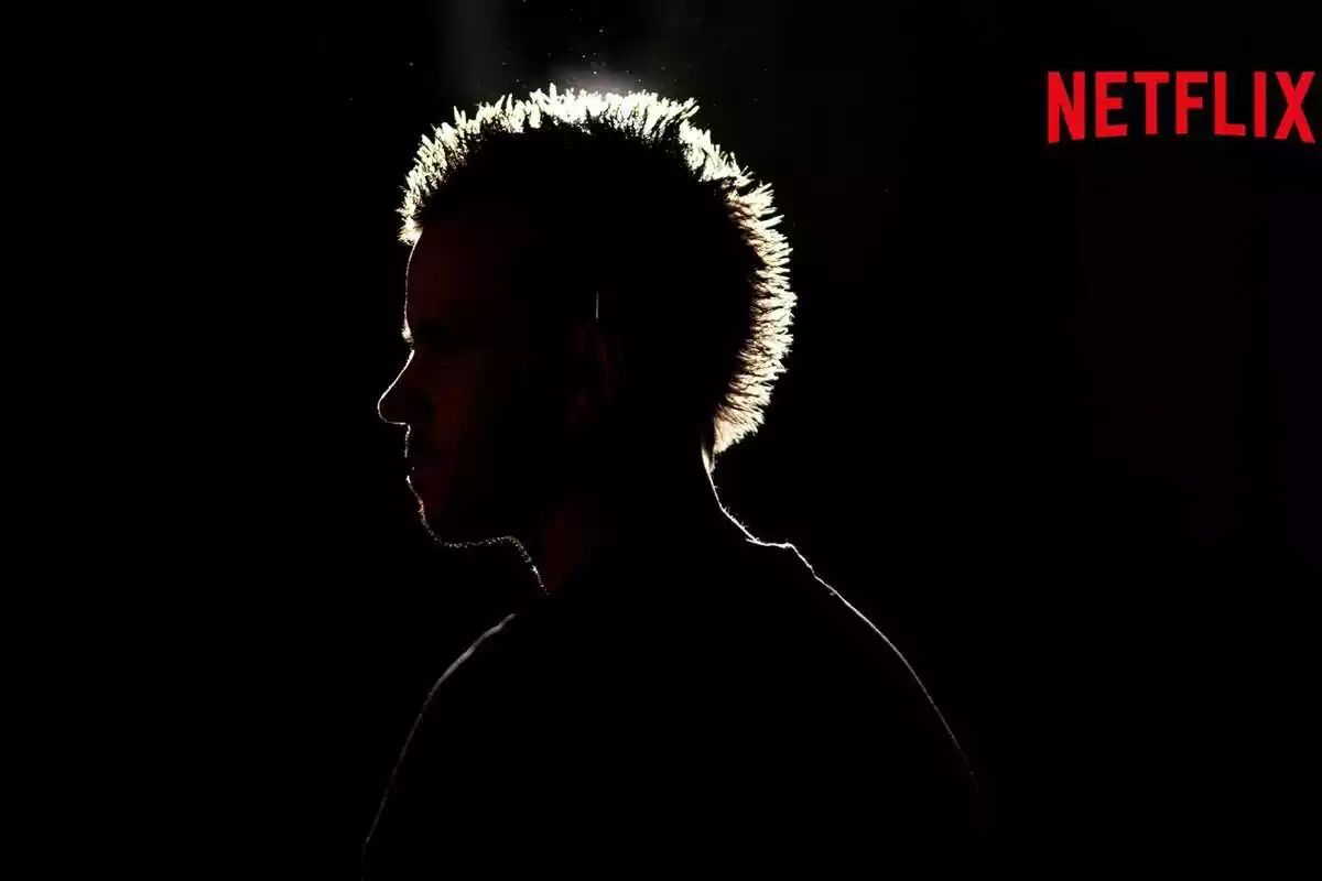Fotografía promocional de Netflix con Dabiz Muñoz de perfil en un fondo oscuro
