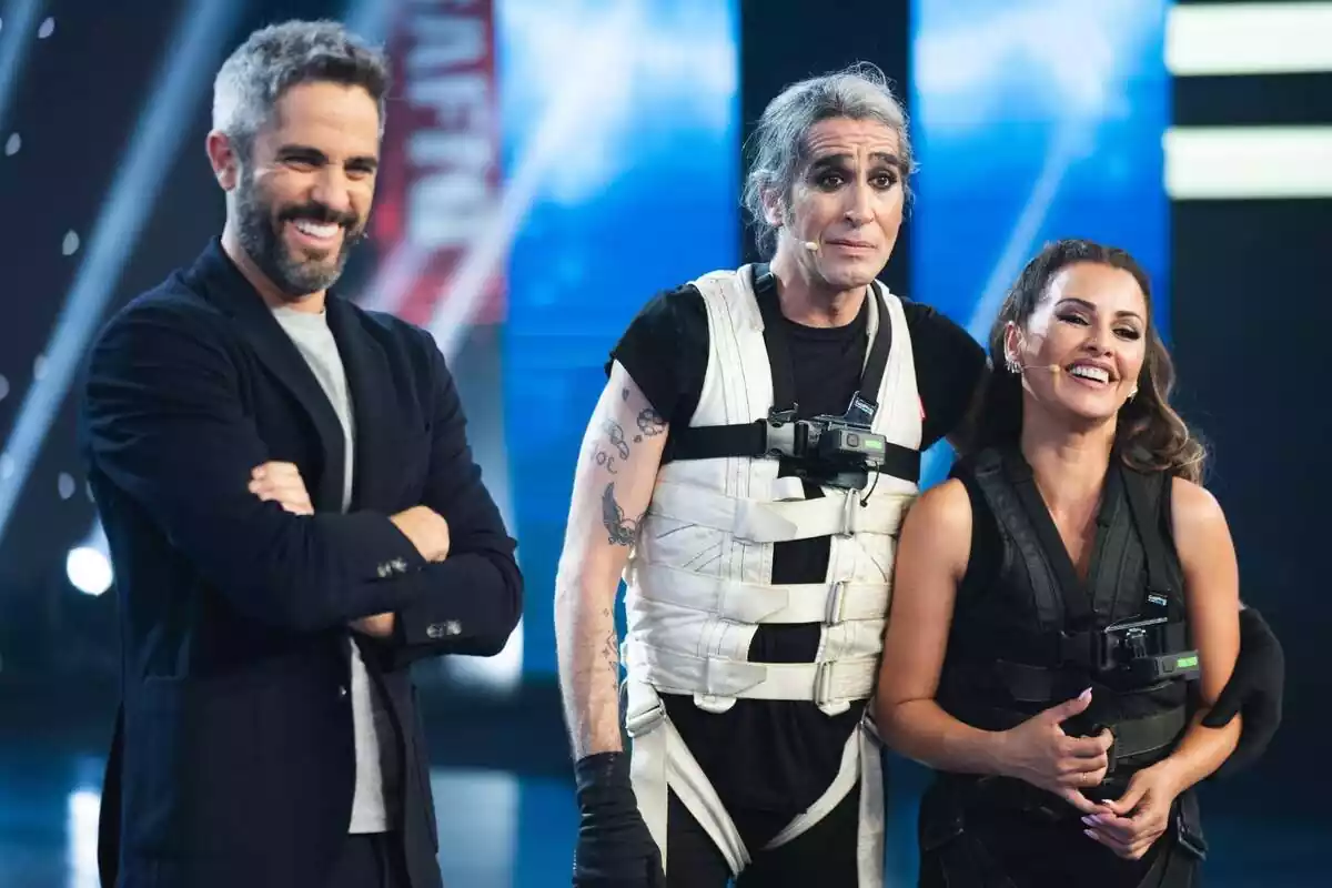 Fotografía de Mario Vaquerizo y Mónica Cruz junto a Roberto Leal en el programa El Desafío de Antena 3