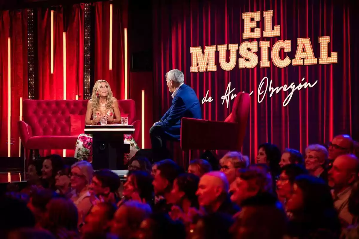 Ana Obregón en el plató de El musical de tu vida junto a Carlos Sobera en Telecinco