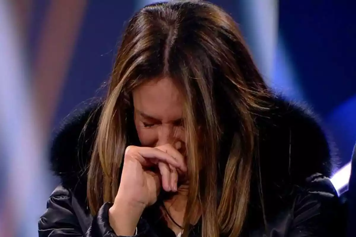 Captura de Elena Rodríguez llorando con la mano en la cara durante el debate de GH DÚO