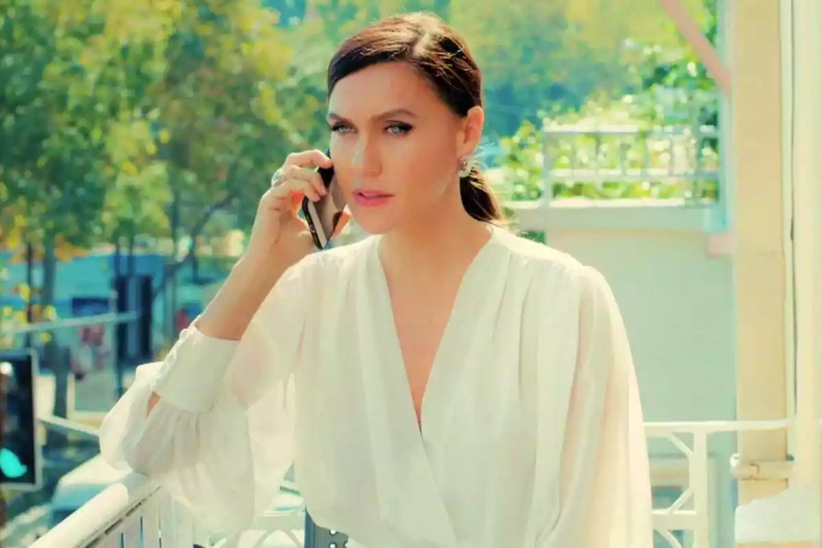 Ender hablando por teléfono con un vestido blanco en Pecado Original