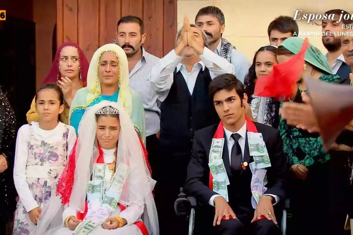 Posado de los protagonistas de Esposa Joven, la nueva serie turca de Nova