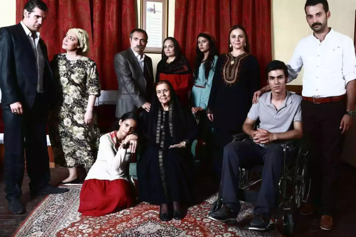 Posado de los protagonistas de Esposa Joven, la nueva serie turca de Nova